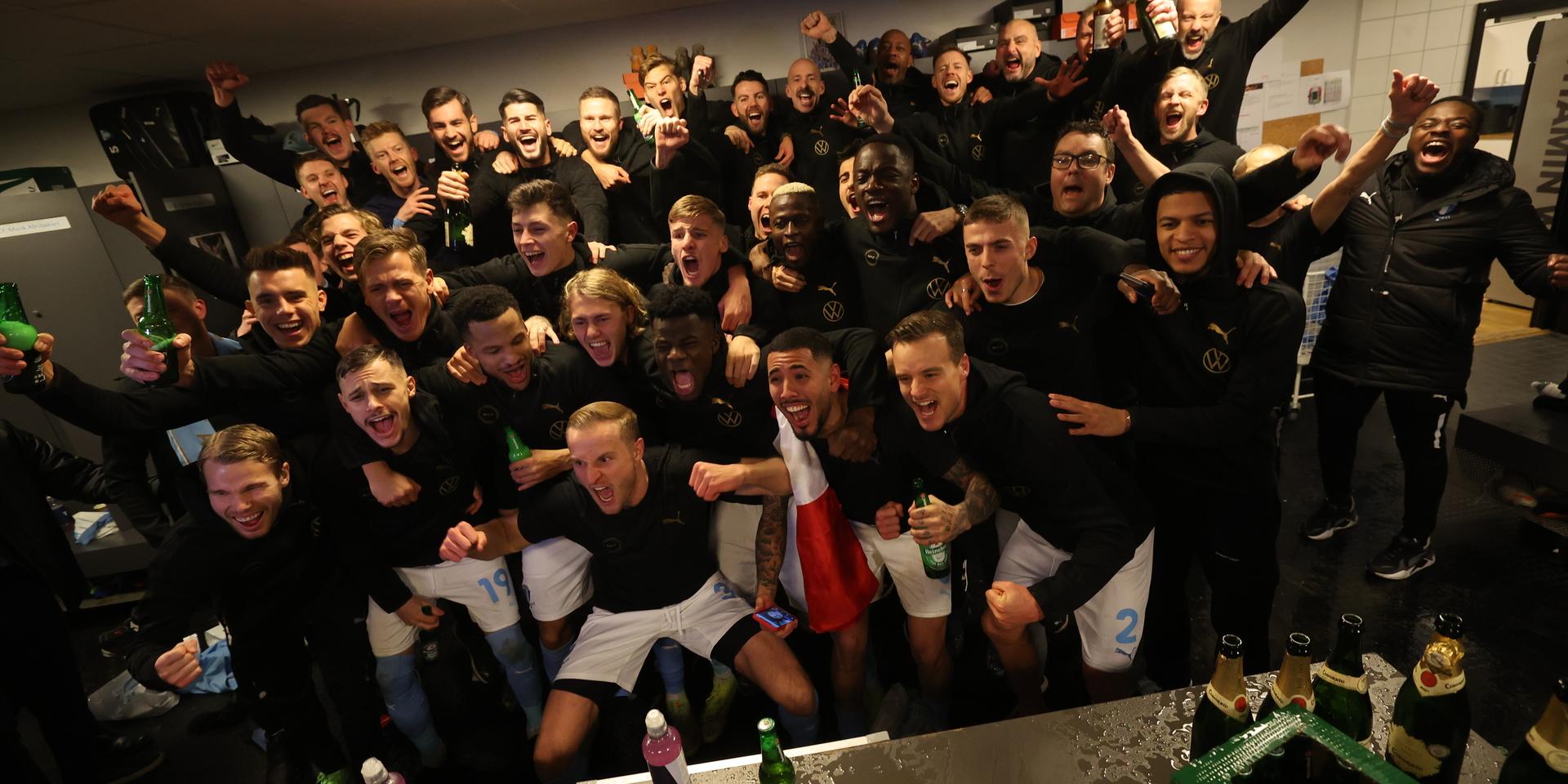 Malmö FF tar hem SM-guldet och Lennart Johanssons pokal efter att ha spelat oavgjort mot Halmstad i lördagens fotbollsmatch i den sista omgången av allsvenskan mellan Malmö FF och Halmstads BK på Eleda Stadion.