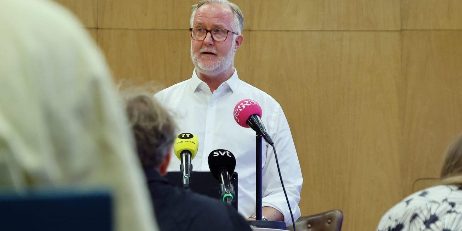 Liberalernas partiledare Johan Pehrson på en pressträff i Göteborg där han lägger fram ett förslag om att förbjuda politiska partier från att sprida anonyma budskap.