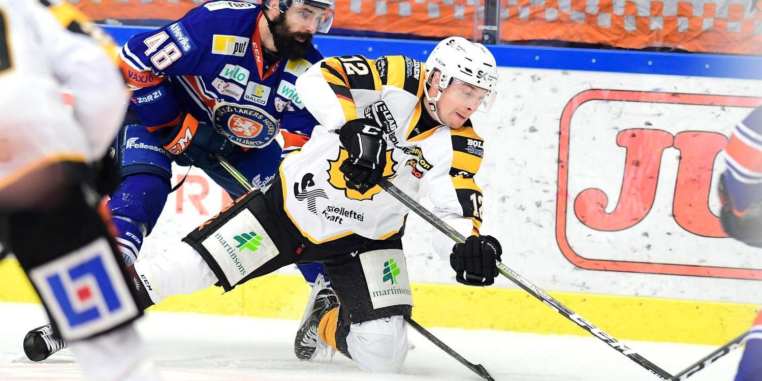 Skellefteås Adam Pettersson och Växjös Daniel Rahimi under tisdagens SHL-match.