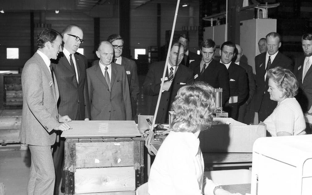 Pehr G Gyllenhammar besöker den nya bilsätesfabriken i Bengtsfors år 1971. Anläggningarna i Färgelanda och Bengtsfors kallades Volvo Dalslandsverken.