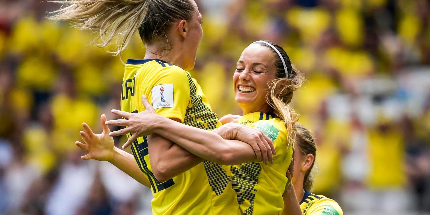 Kosovare Asllani, till höger, jublar tillsammans med Fridolina Rolfö efter sitt 2–0-mål mot Thailand.