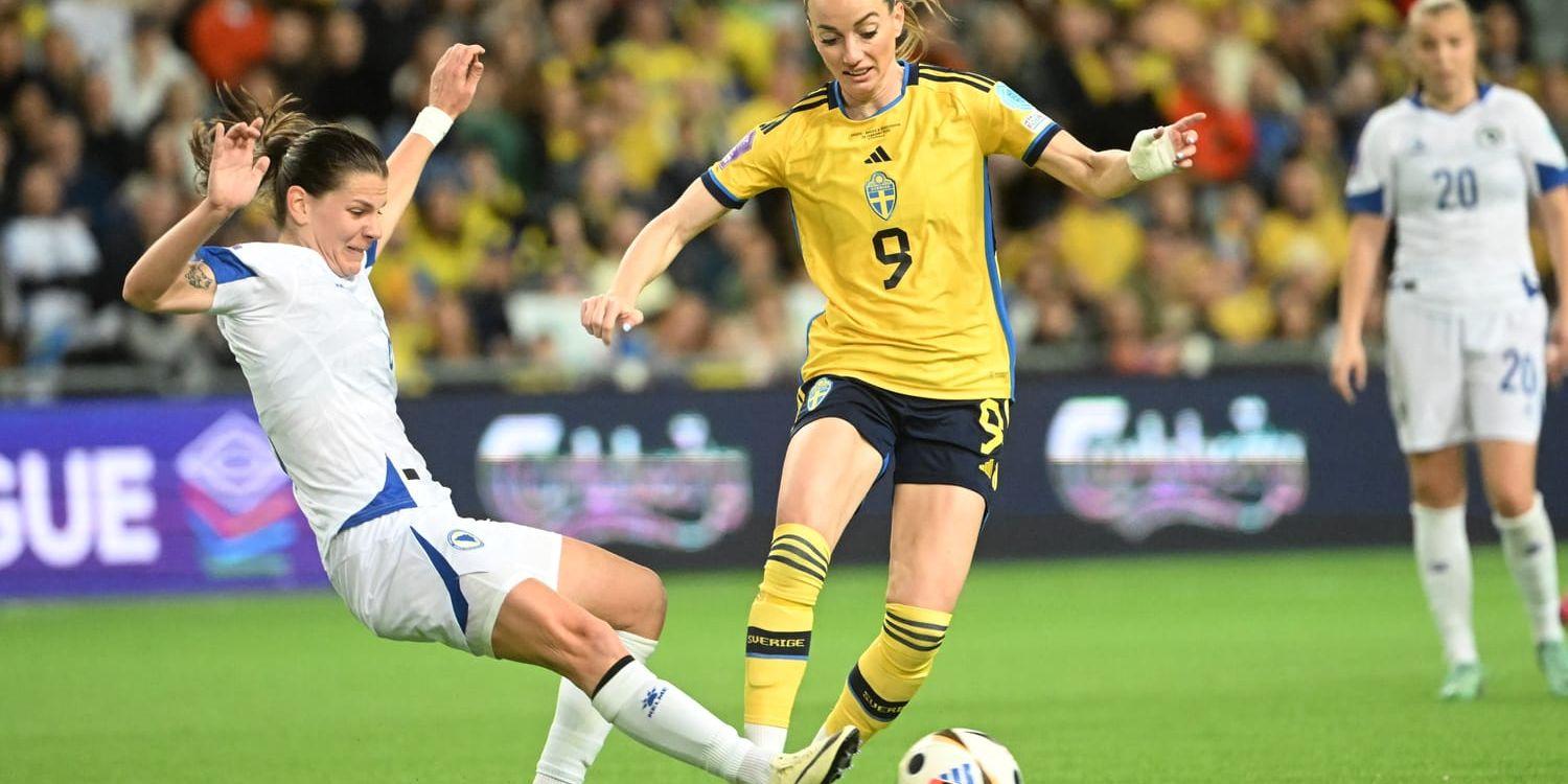 Kosovare Asllani i landskampen mot Bosnien-Hercegovina förra veckan. Arkivbild.