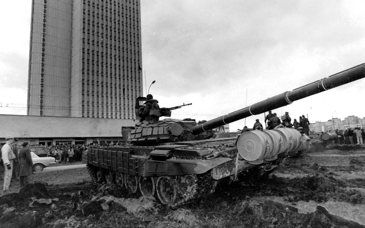 ©SCANPIX SWEDEN, 1991-01-13.Sovjet slår ner revolt i Vilnius.Fjorton människor sköts ihjäl och sjuhundra skadades när tusentals obeväpnade litauer försvarade tv-tornet i Vilnius. Bilden: Sovjetisk stridsvagn framför TV-huset.Foto: Kari Kuuka/ SCANPIXCode: 20360