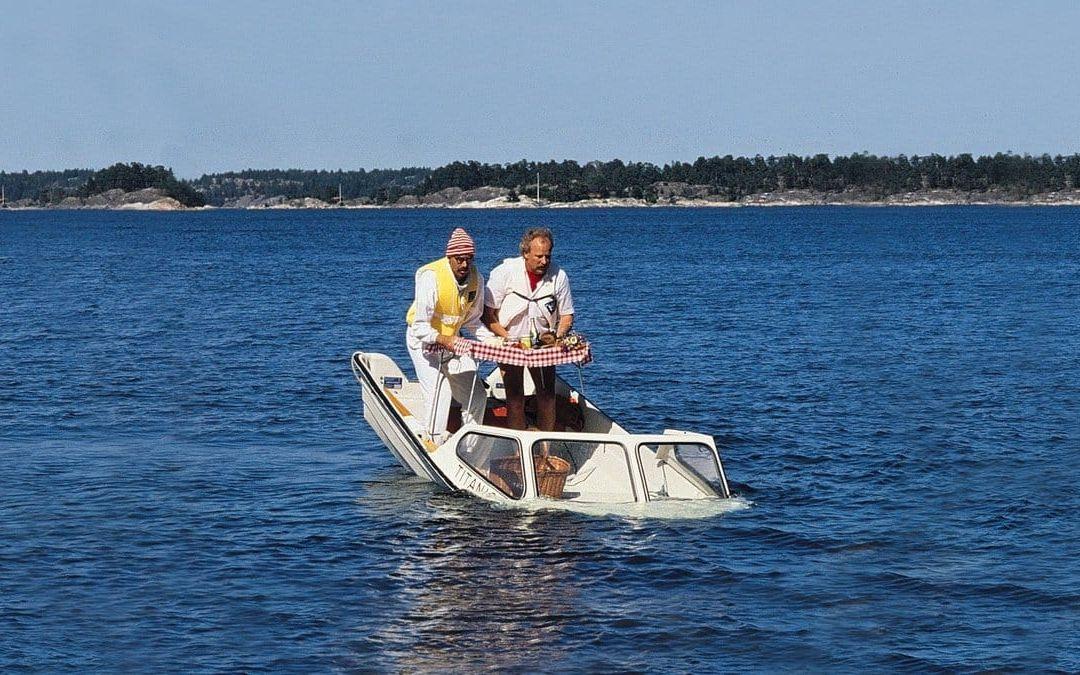 Alla filmer om Stig-Helmer passar bra till sommarfirandet (förutom kanske "Sällskapsresan 2 - Snowroller") men "SOS – sällskapsresan" är kanske den främste.