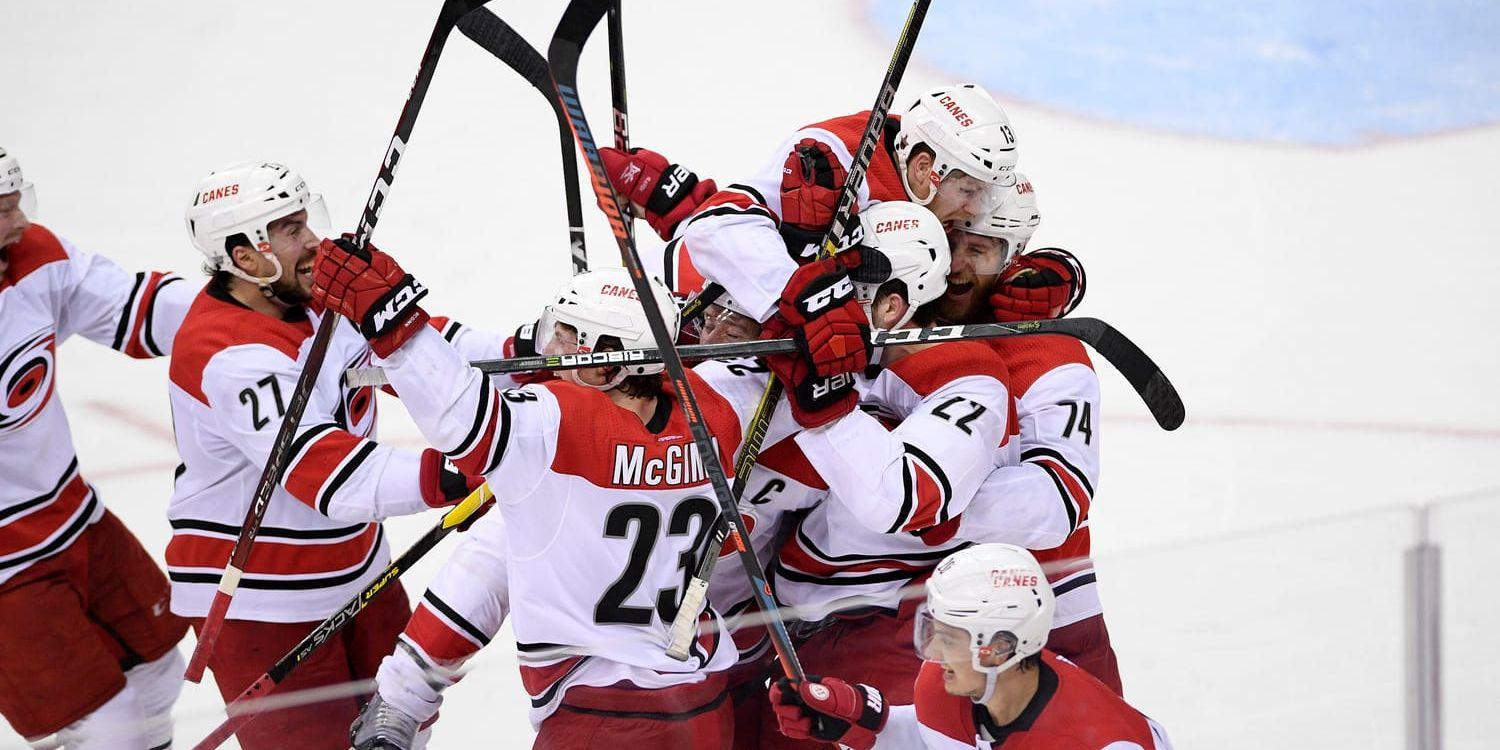 Carolina jublar efter att ha slagit ut regerande Stanley Cup-mästarlaget Washington.