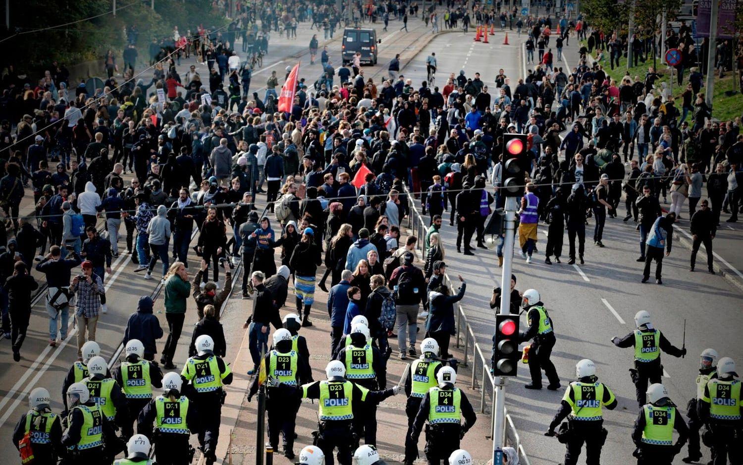 Oroligheter utbröt utanför Rondo där motdemonstrationer startade tumult.