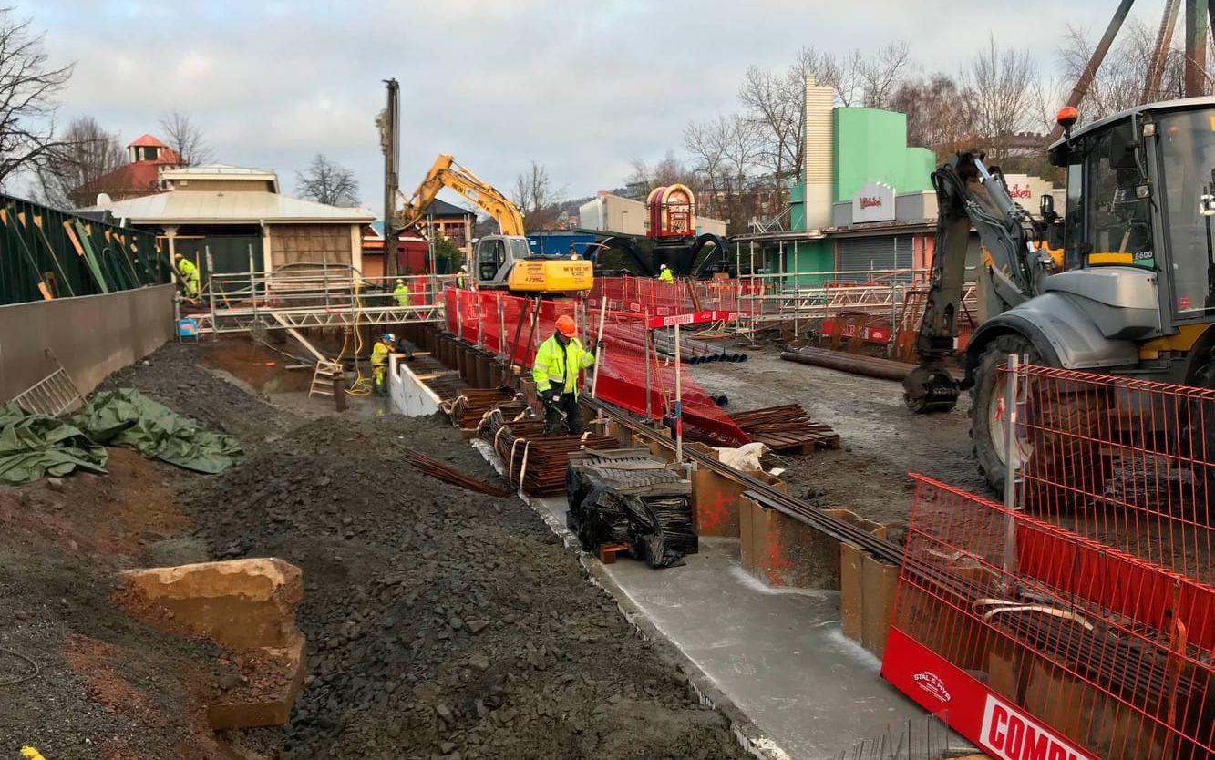 En grupp nyfikna och pressen fick smygkika på bygget av Valkyria på Liseberg. Bilder: Cecilia Vaccari / Liseberg