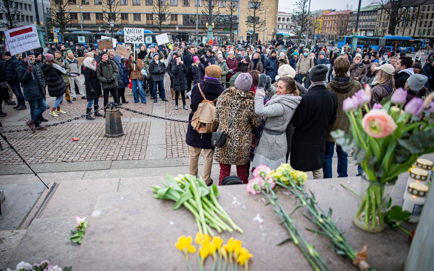 Enligt GP:s reporter på plats befann sig uppskattningsvis 150 personer på plats.