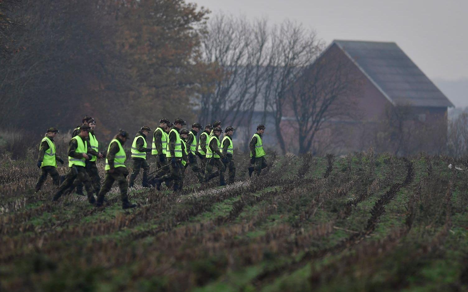 Militären går en skallgång under sökandet.