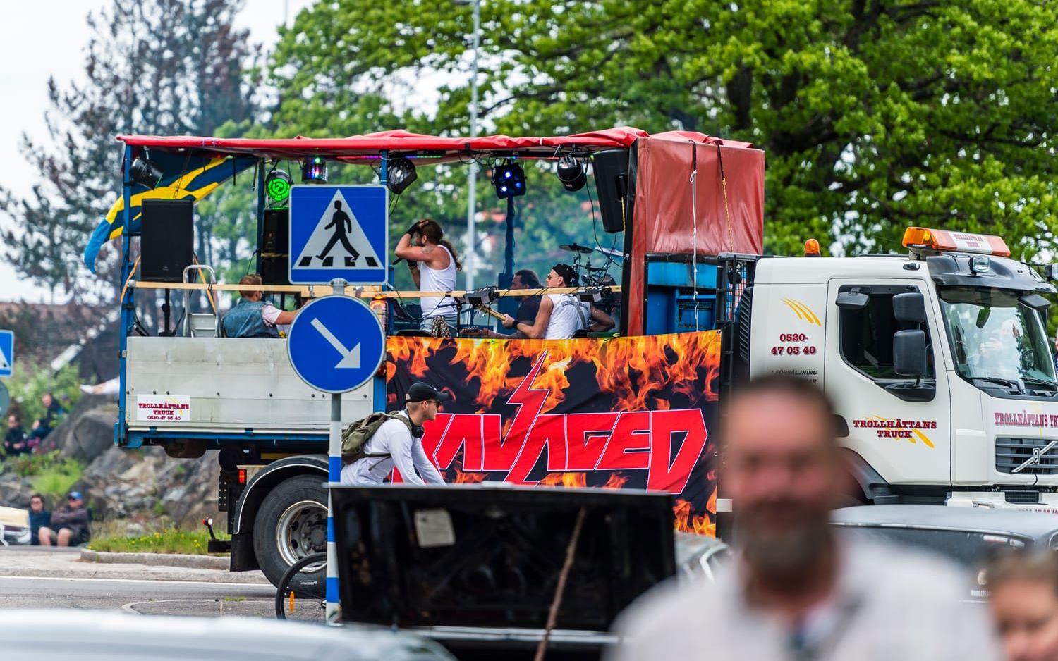 2019: Bandet Ravaged åkte runt på rockbaren Backstages lastbilsflak och spelade livemusik.