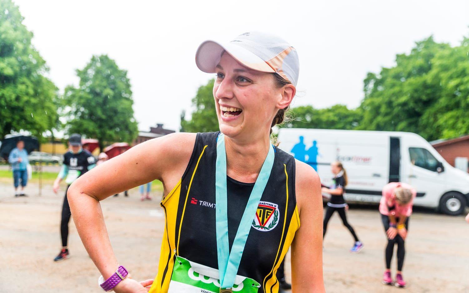 Sofie Holmberg Tankred är glad efter målgång under Vårruset i Vänersborg.