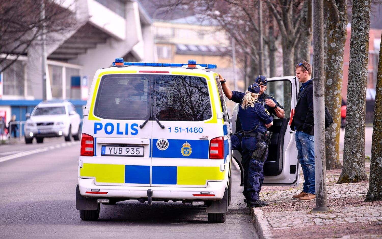 Polisinsats vid Katrinelundsgymnasiet. Skolan har utrymts efter att hot mot skolan framförts under fredagen.