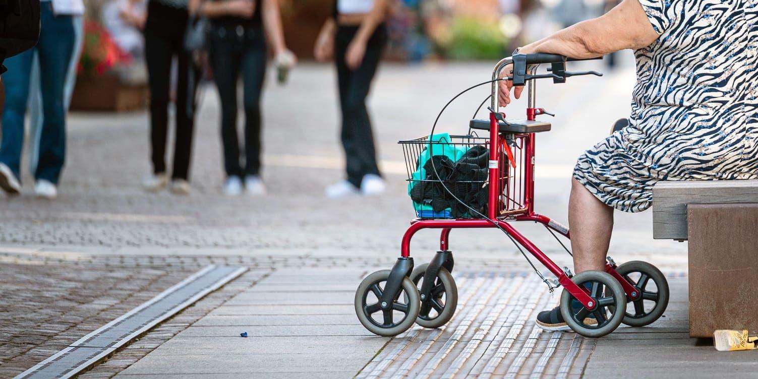 Rollator, tillgänglighet, pensionär, funktionshinder, färdtjänst, hemtjänst, trottoar.