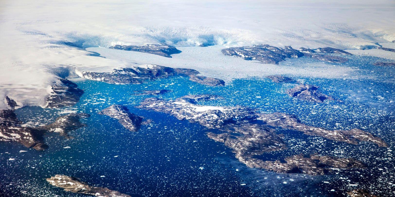 Isberg flyter i en fjord efter att ha kalvat från glaciärer i det grönländska istäcket, som täcker runt 80 procent av ön. Arkivbild.