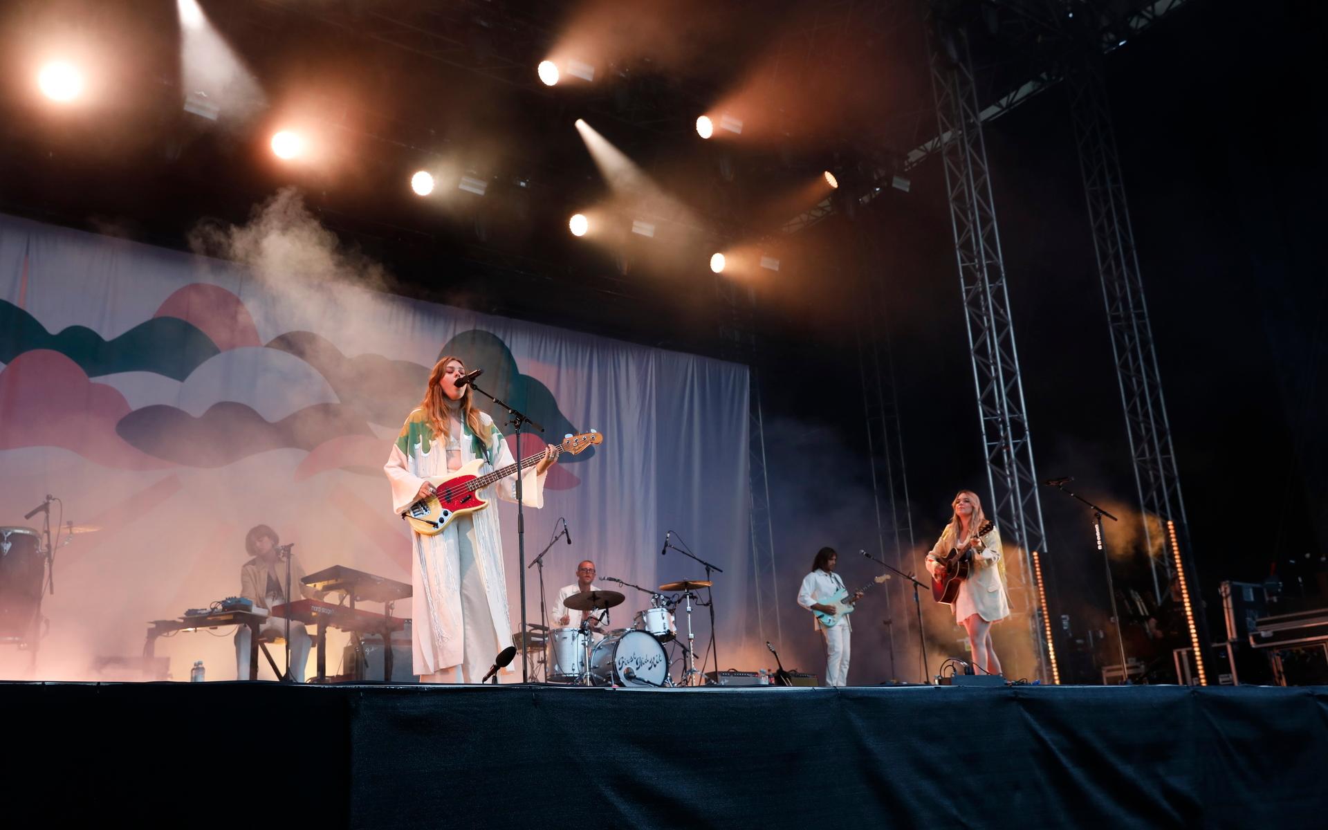 First Aid Kit-systrarna Johanna och Klara Söderberg. Under konserten gjorde de bland annat en cover på Dan Henleys ”Boys of Summer” 