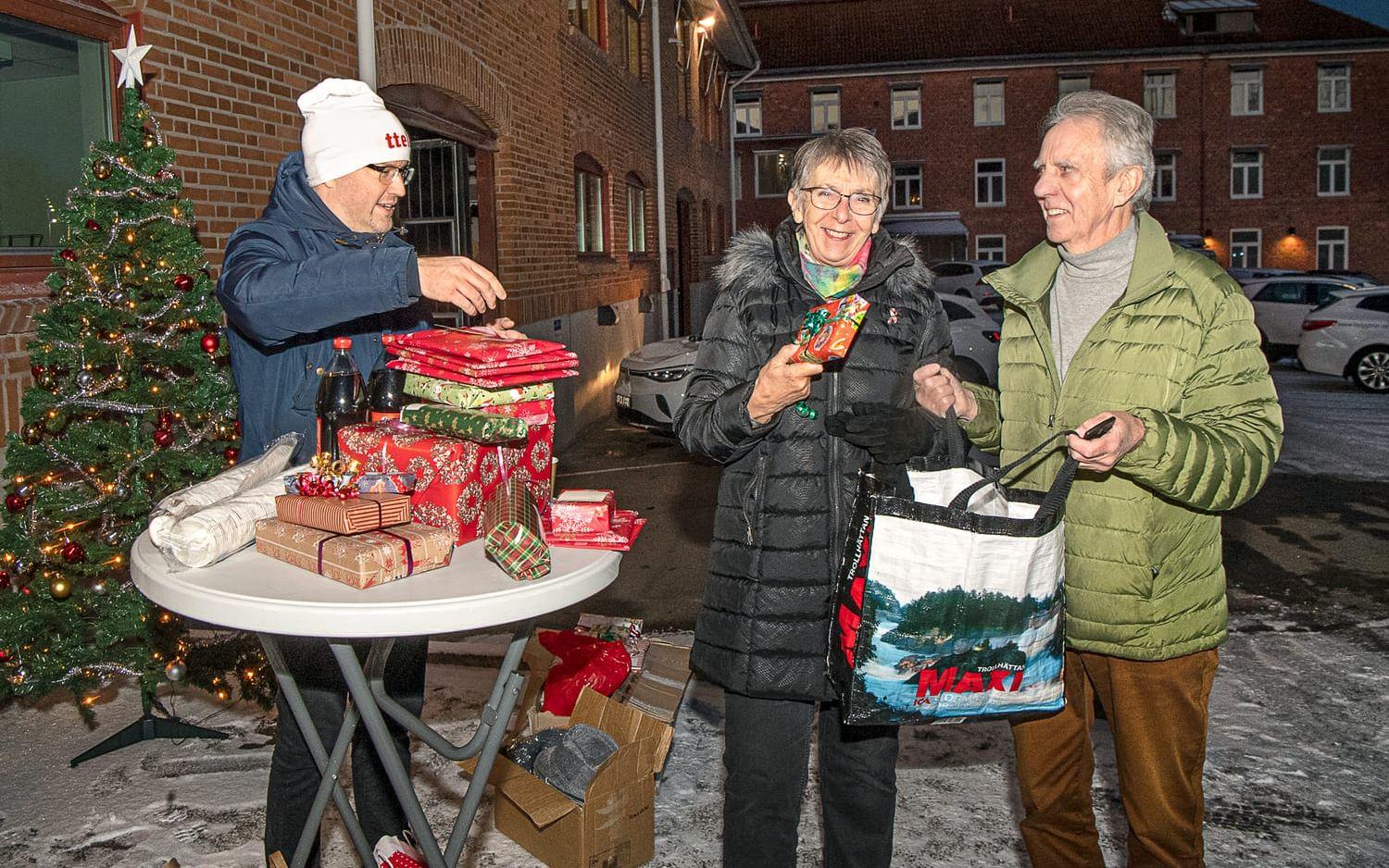 Fredrik Hofflander tog emot bidragsgivarna Karin och Lennart Grann från Vänersnäs.