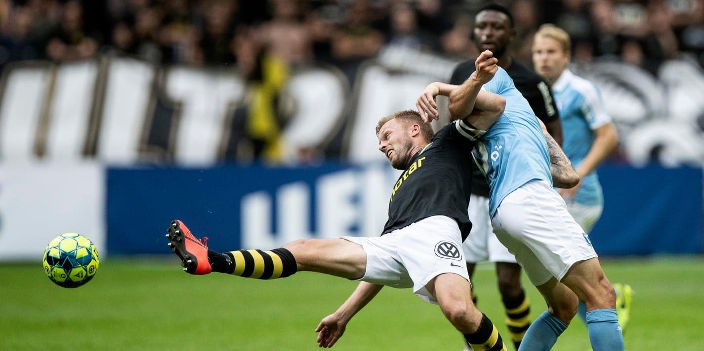 Sebastian Larsson i en duell i mötet mellan AIK och Malmö.