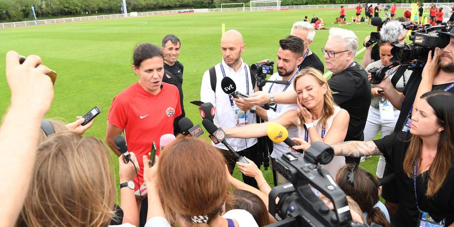 Det var stort medialt intresse kring Christine Sinclair på lördagens kanadensiska träning i Paris, inför åttondelsfinalen i fotbolls-VM mot Sverige.