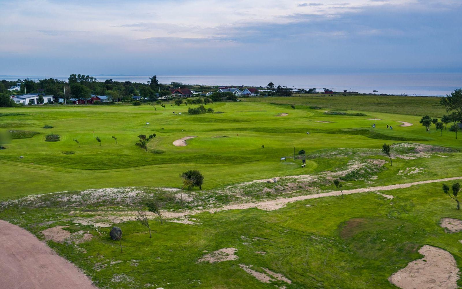 Översikt över stora delar av golfbanan.