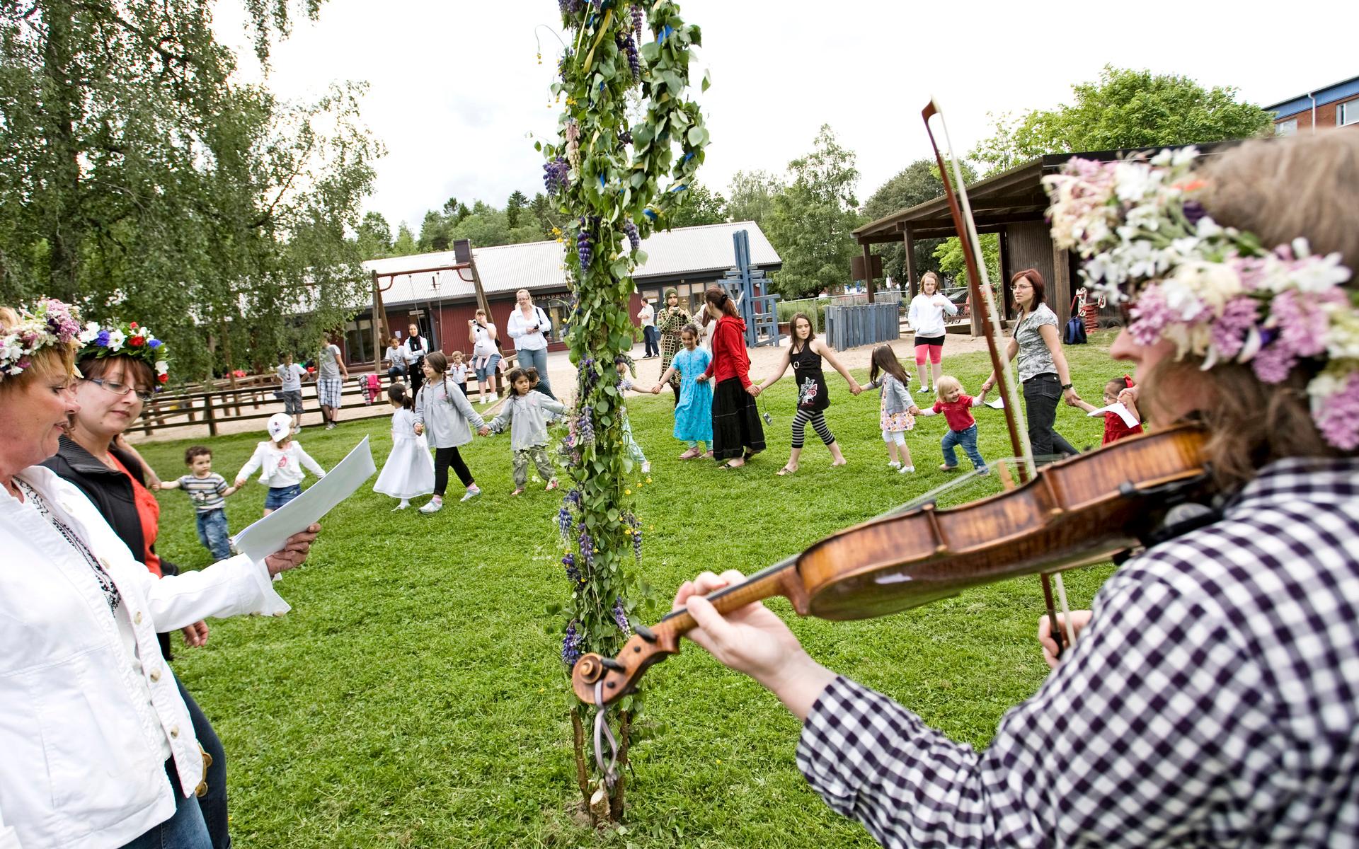 Midsommar 2009. Midsommarfirande på Tistelstångens förskola på Kronogården, Trollhättan.