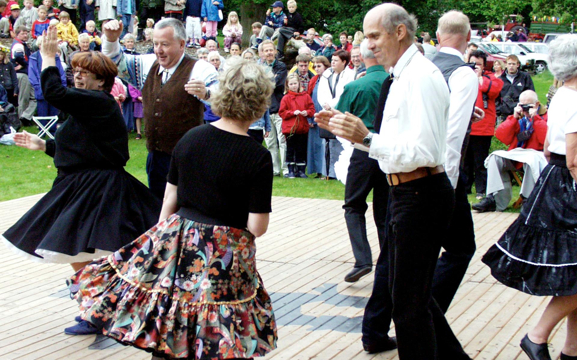 Midsommar 2001. Midsommarfirande i Västra Tunhem.