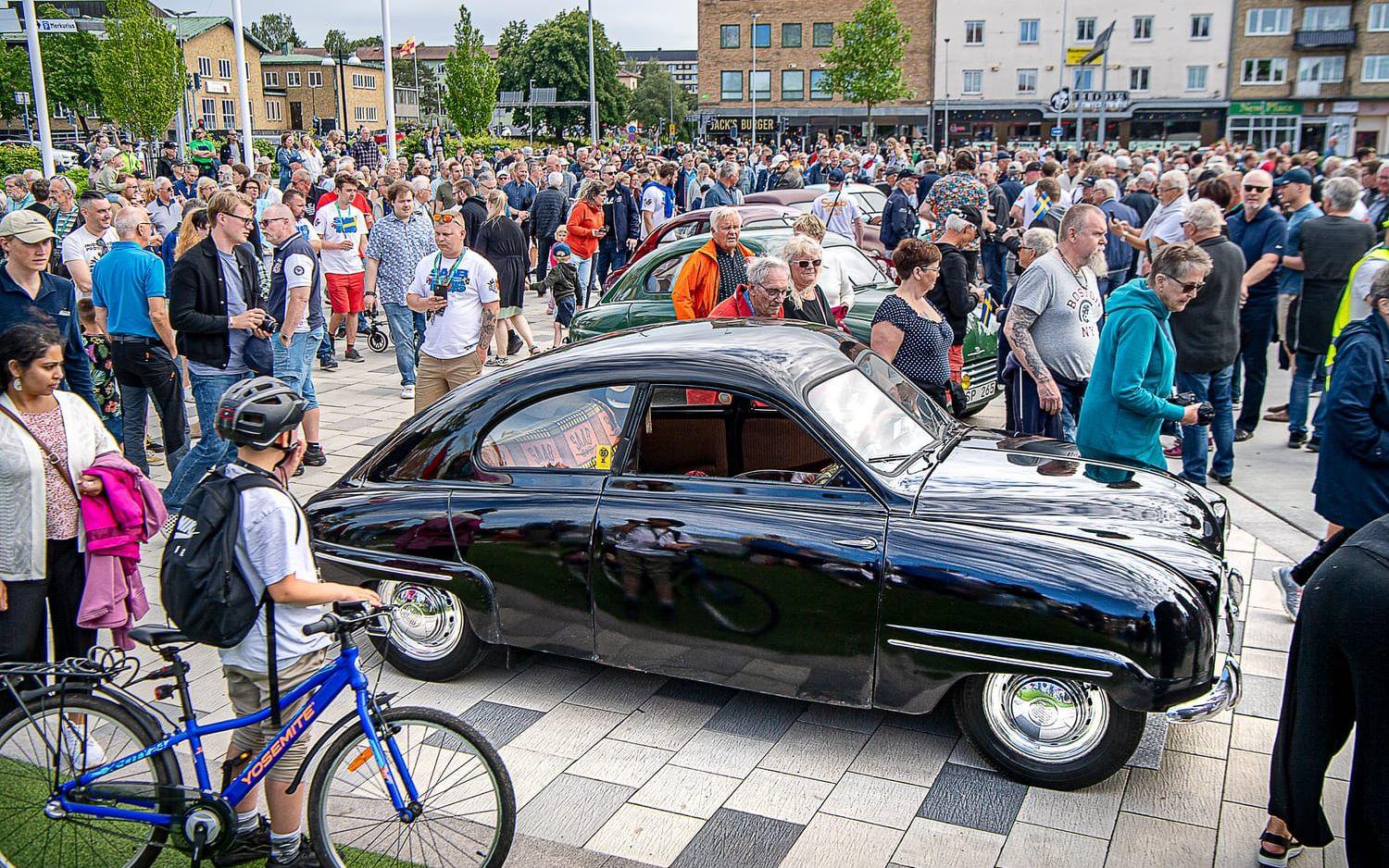 Ursaaben i kortege till Drottningtorget tillsammans med en mängd Saab92