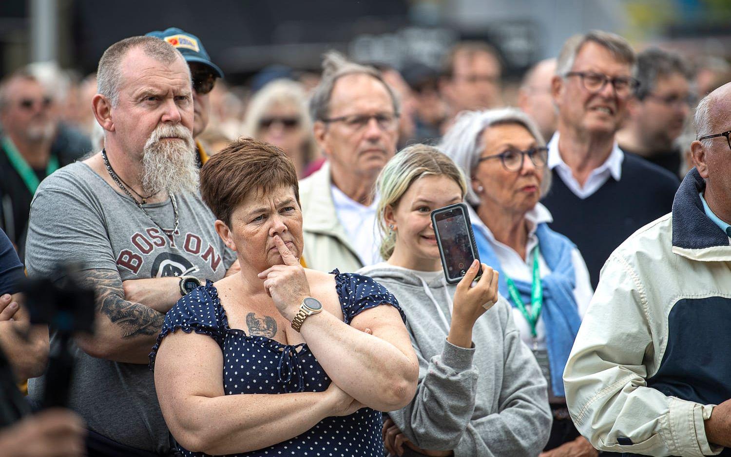 Storpublik på torget