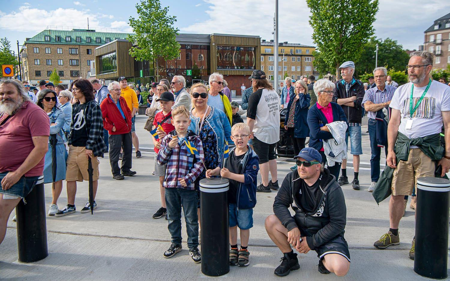 Ursaaben i kortege till Drottningtorget tillsammans med en mängd Saab92