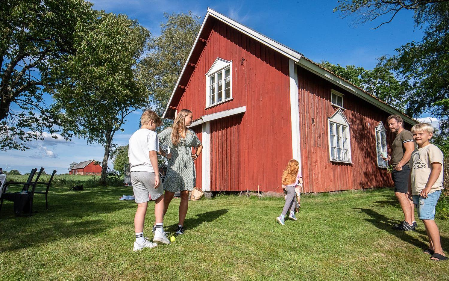 Familjen Hedberg-Hecktor har sammanlagt åtta barn, varav fem fortfarande bor hemma. Med hjälp av husbussen Sol-Britt ska de få plats allihop under och efter renoveringen.