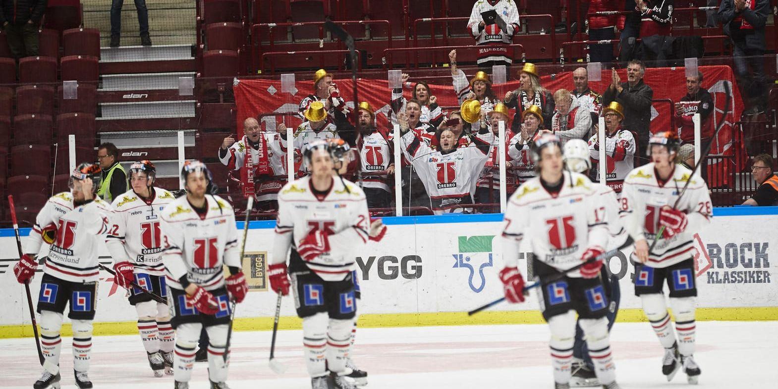 Örebrospelarna hyllas av sina supportrar efter 1–3-förlusten borta mot Malmö i den sista grundserieomgången. Trots förlusten är Närkelaget klart för åttondelsfinal.