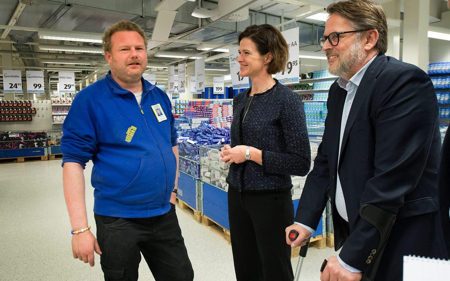 Anna Kinberg Batra besöker Gekås och flankeras av dåvarande vd Jan Wallberg och Morgan Karlsson. 