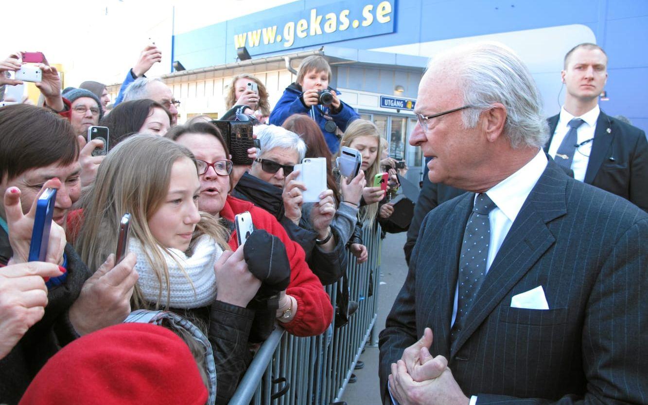 Kungabesök på Gekås. Kungen pratar med besökare.