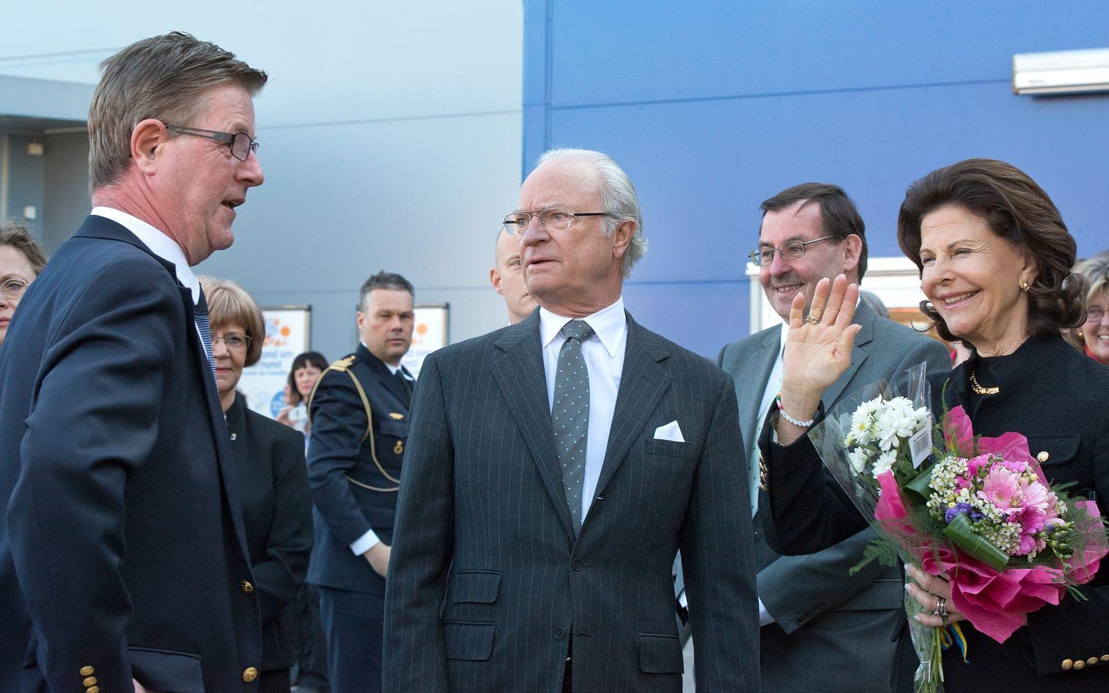 Även Boris Lennerhov får skaka hand med kunden. 