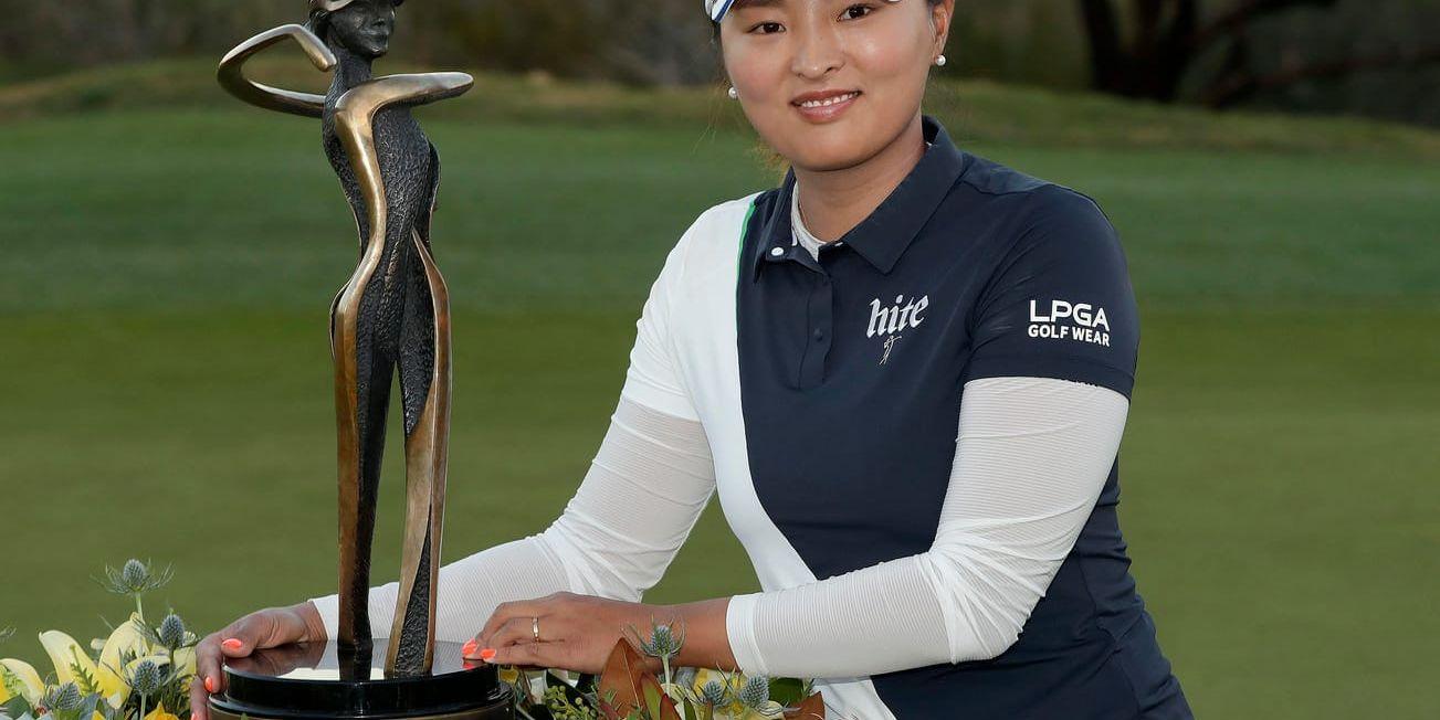 Ko Jin-Young med segertrofén efter vinsten i Phoenix LPGA-tävling.