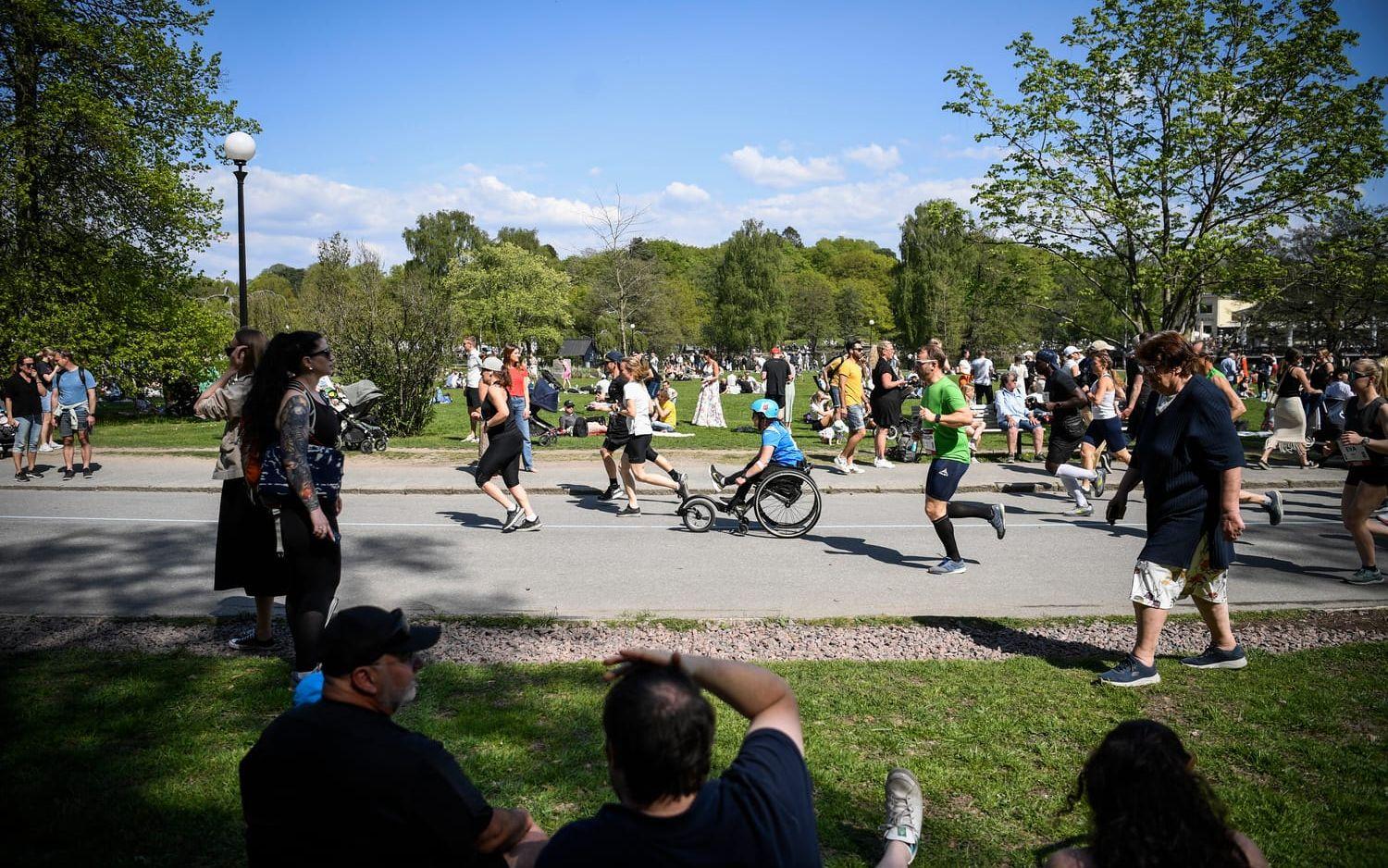 Åskådare och löpare i Slottsskogen.