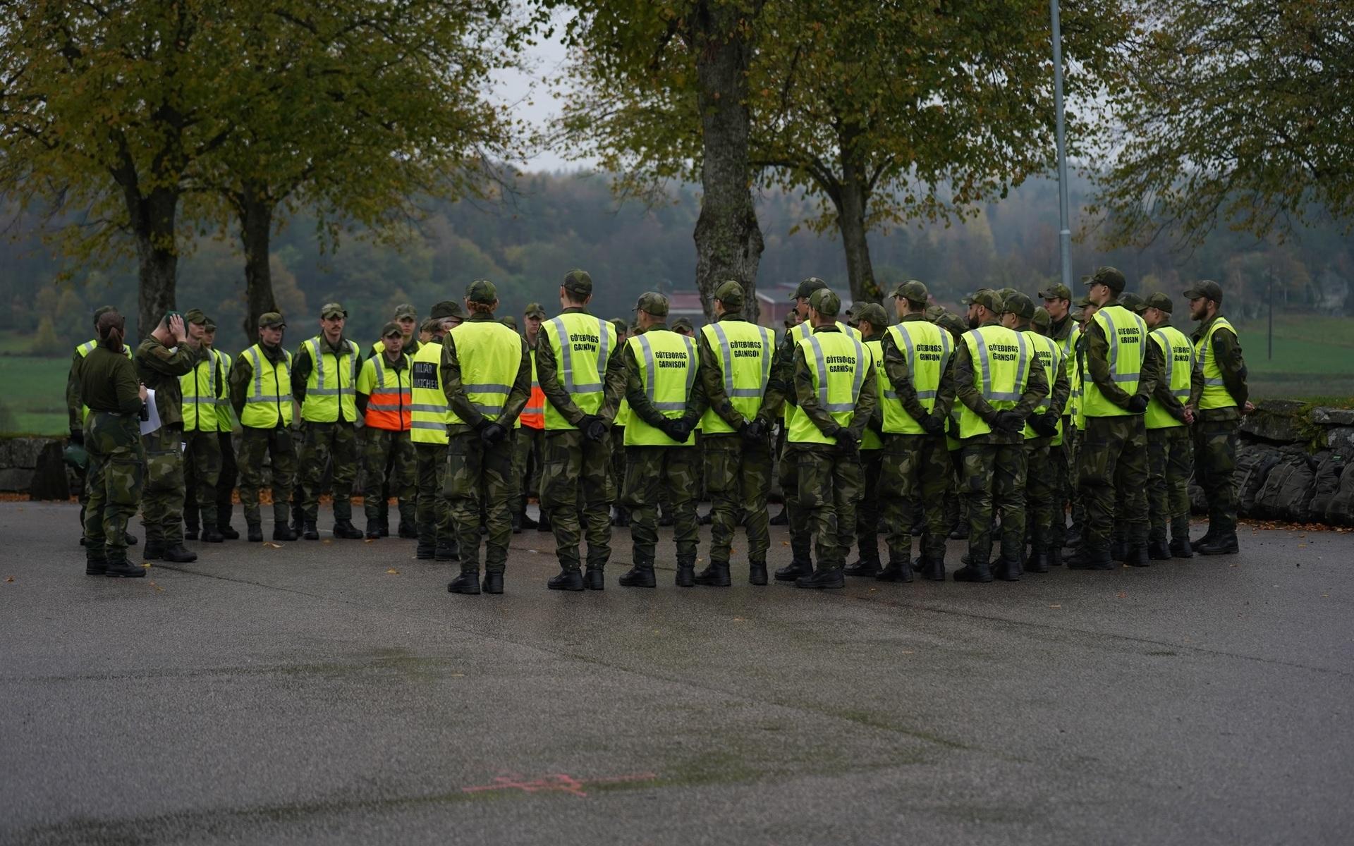 Polisen hade önskat att 100 militärer skulle bistå i sökandet.