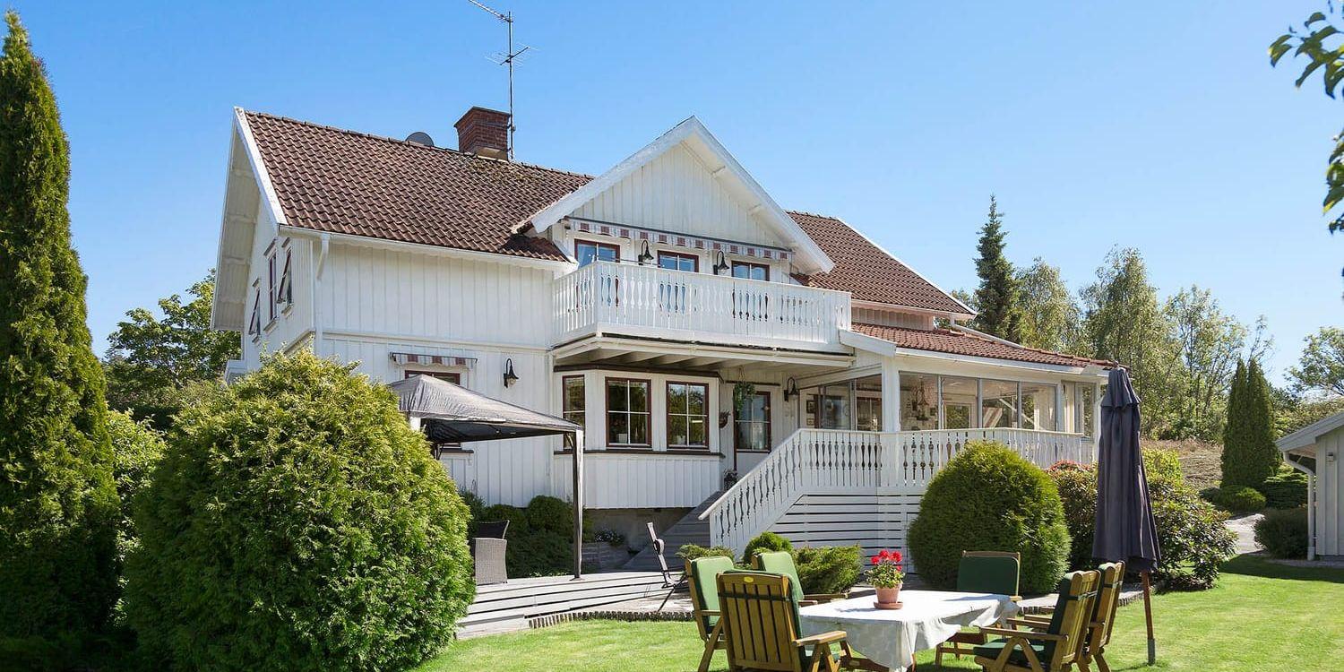 
     Villan sedd från tomten med havet i fotografens rygg. Foto: Mäklarhuset. 
   