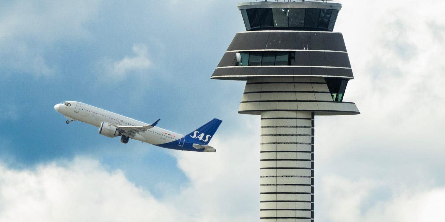 Ett SAS-plan lyfter från Arlanda med flygledartornet i förgrunden. Arkivbild.