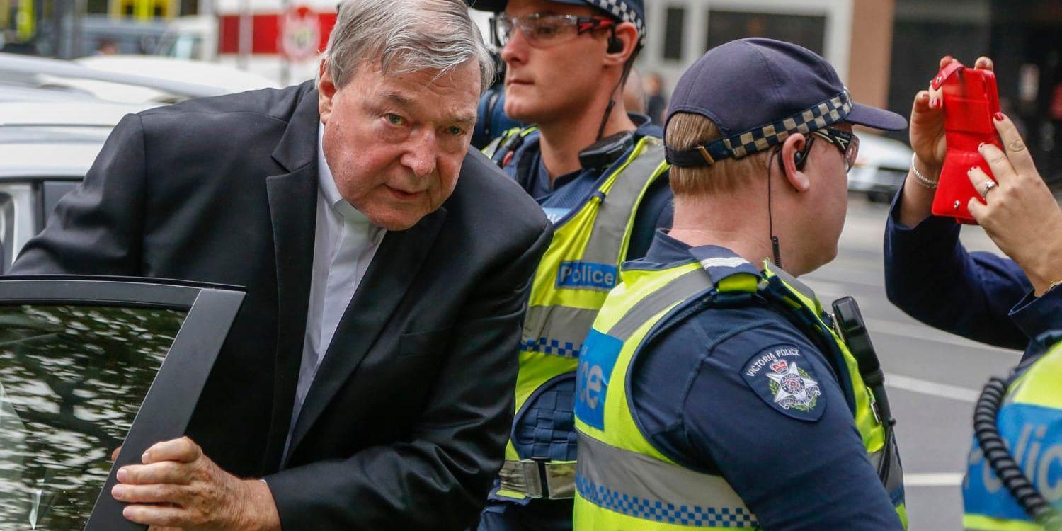 Den australiske kardinalen George Pell när han kom till en domstolsbyggnad i Melbourne i maj.