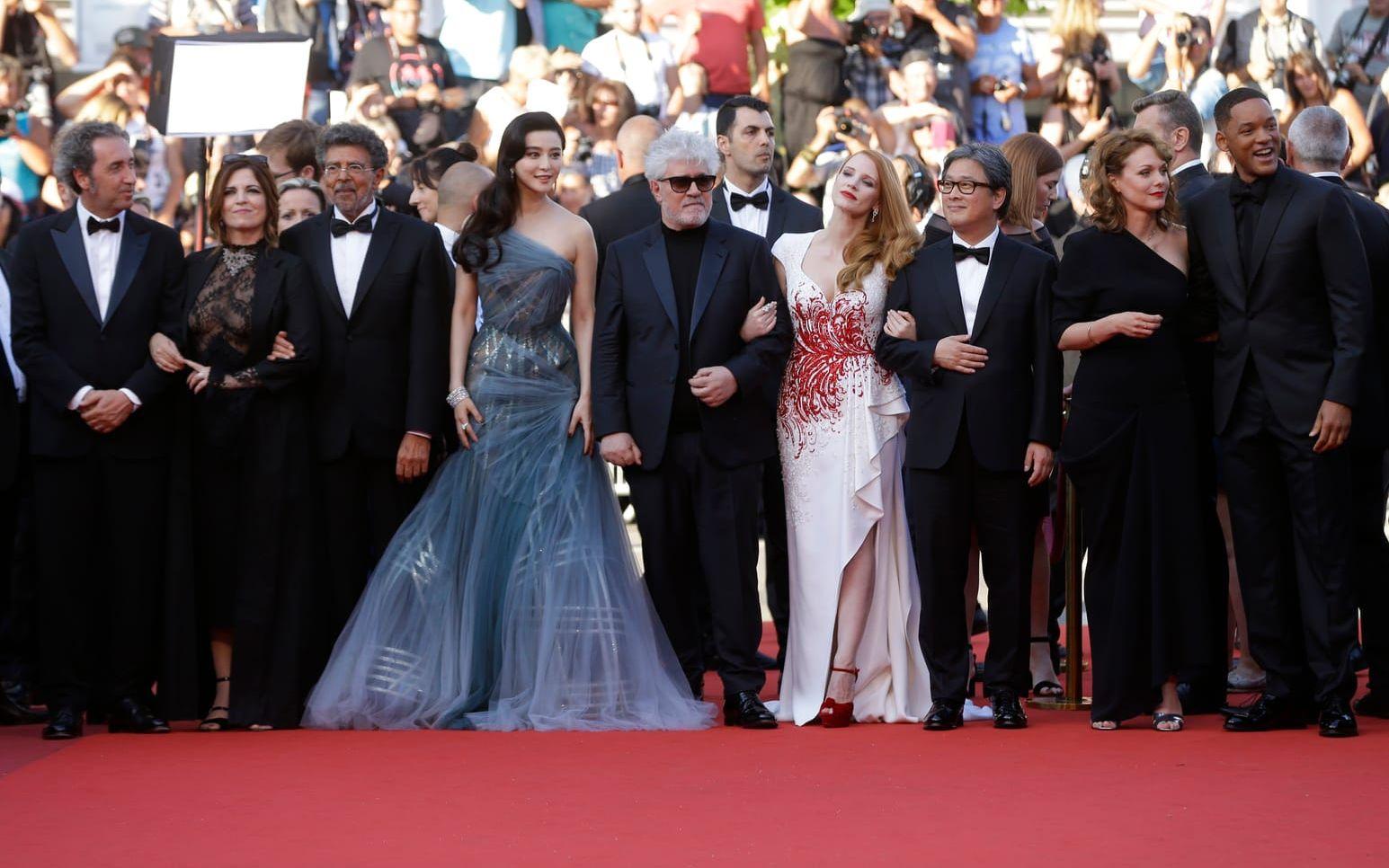 AgnÃ¨s Jaoui, Gabriel Yared, Fan Bingbing, Pedro Almodovar, Jessica Chastain, Park Chan-wook, Maren Ade och Will Smith. Bild: TT
