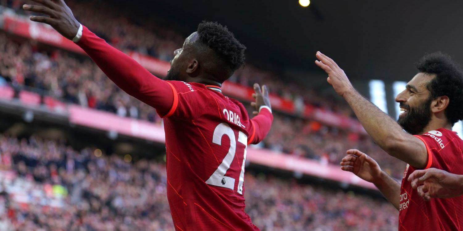 Liverpools Divock Origi, till vänster, firar med Mohamed Salah efter 2–0-målet.