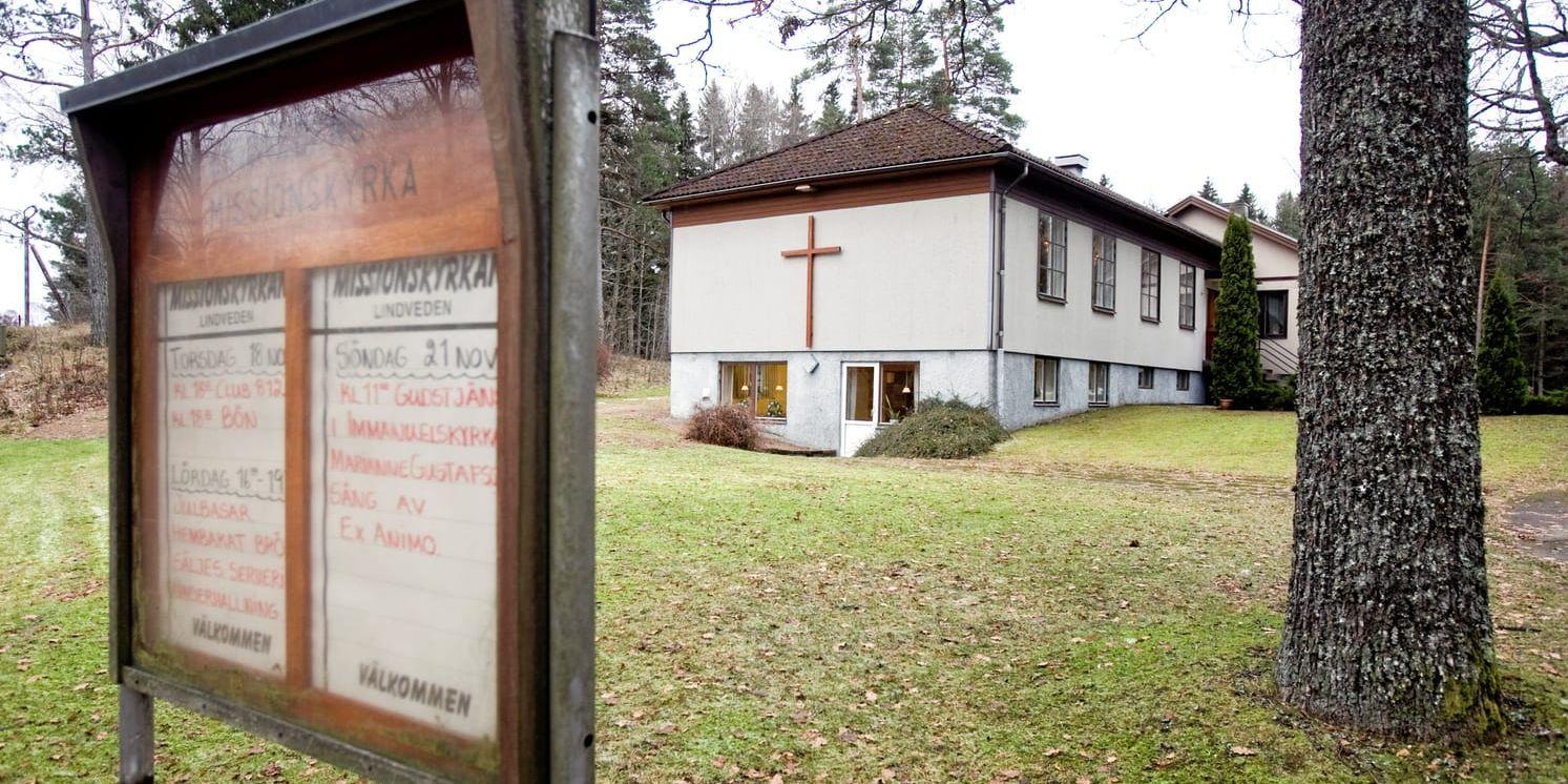 Lindvedens missionskyrka. Vi gläds med dem som får stanna i Sverige men gång på gång underkänner Migrationsverket den kristna tron hos de personer som vi följt under en lång tid, skriver debattörerna.