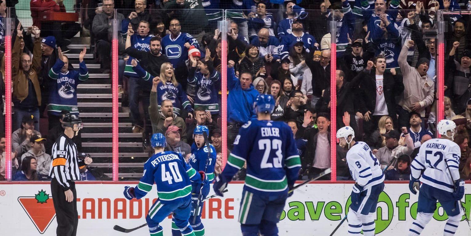 Elias Pettersson (40) firar lagkamraten Josh Leivos mål mot Toronto. I förgrunden syns Alexander Edler (23).