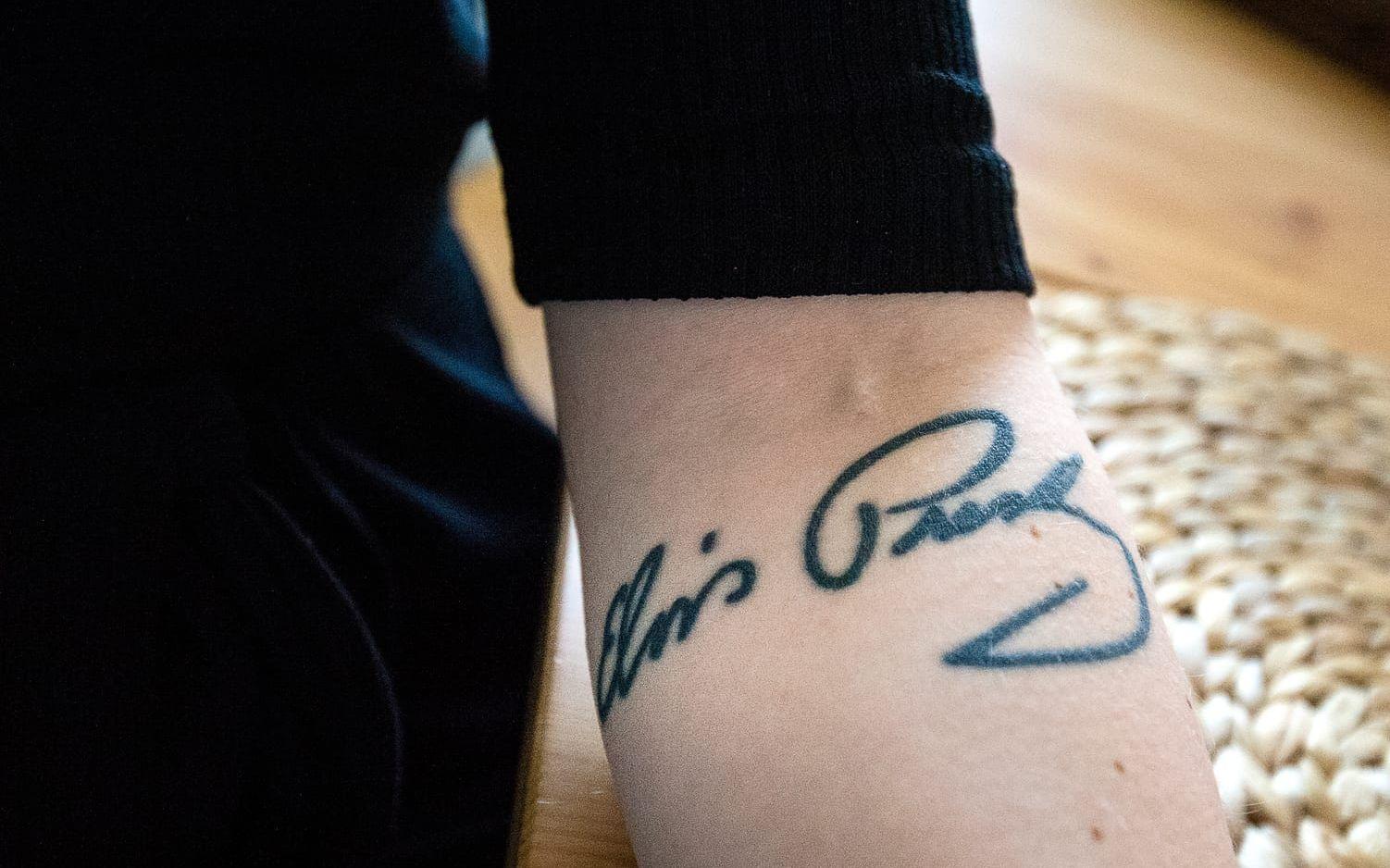 Madelene Kristensson har tatuerat in Elvis Presleys autograf på vänsterarmen. "Elvis har varit en jättestor del av min uppväxt, min pappa spelade alltid Elvis. Det är min favoritartist".