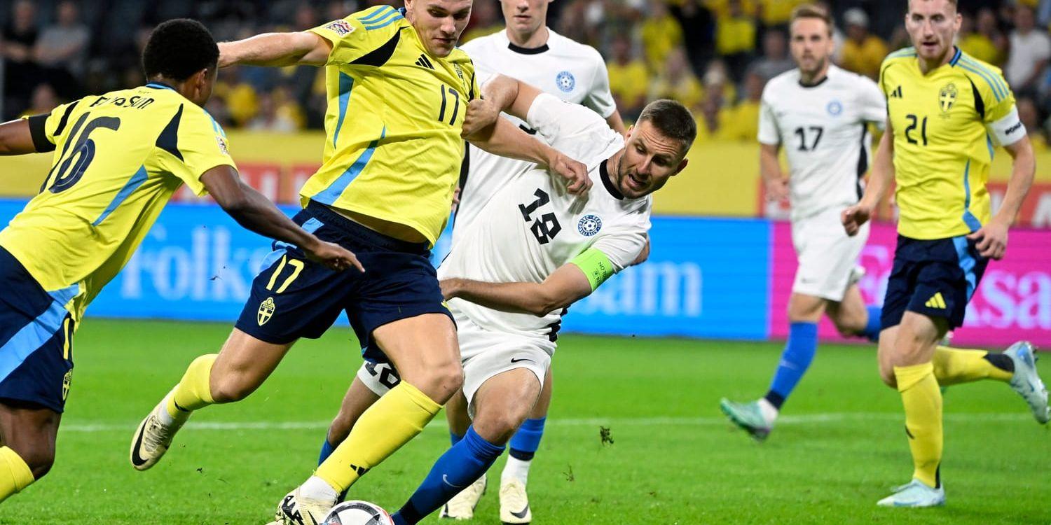 Tvåmålsskytten Viktor Gyökeres bryter sig fram i 3–0-segern mot Estland.