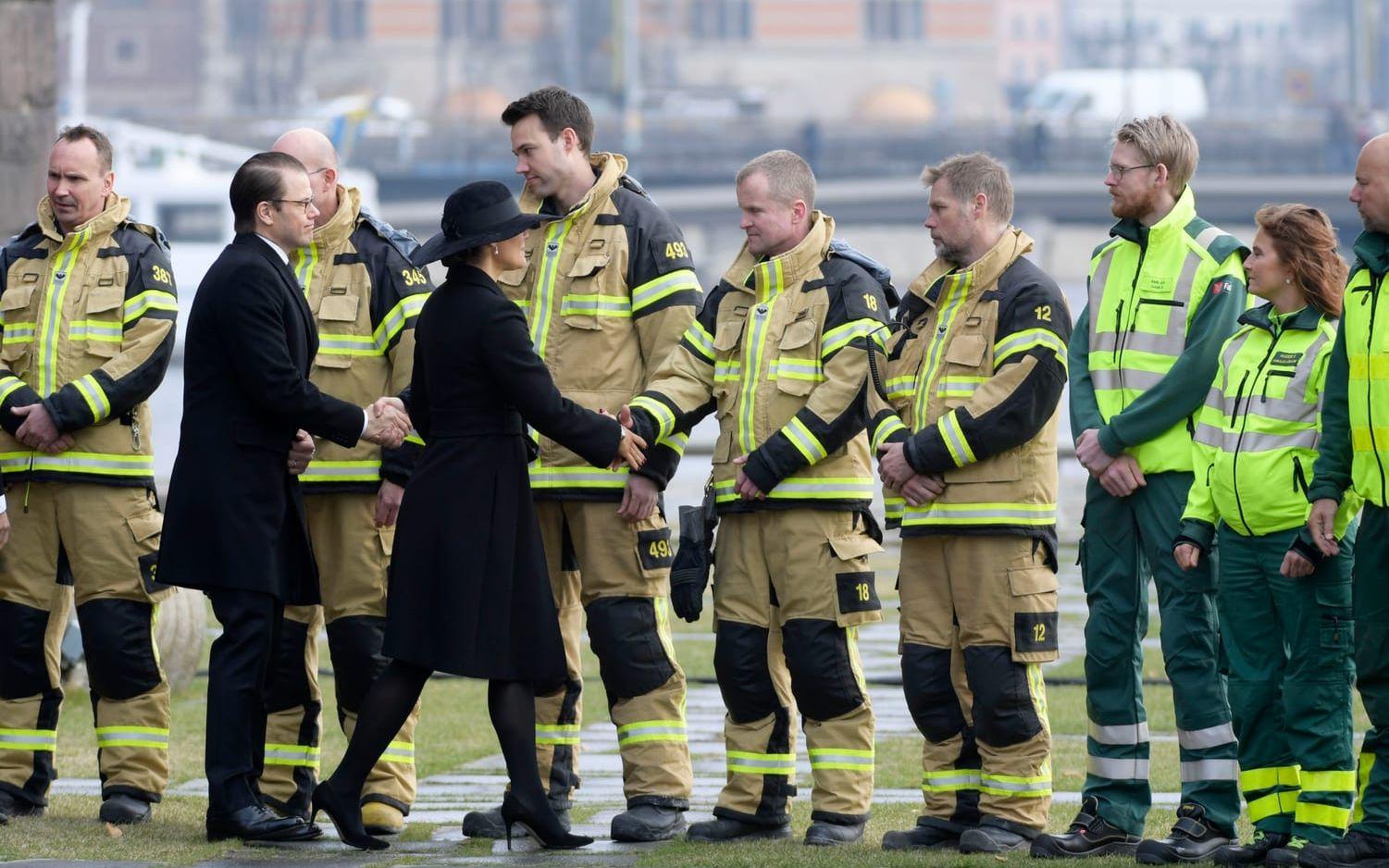 10 april. Prins Daniel och kronprinsessan Victoria tackar räddningspersonal och polis under minnesstunden vid Stadshuset för att hedra offren för terrordådet på Drottninggatan då en man i en kapad lastbil körde på ett stort antal personer. Fyra personer dödades och 15 skadades. Foto: Anders Wiklund