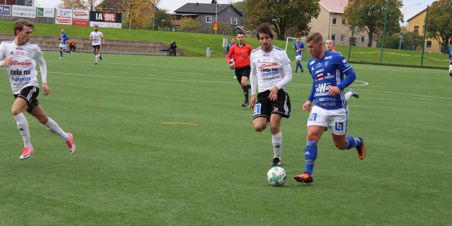 Karlstad BK, i blå dräkter, kan få se tre poäng bli noll efter misstänkt fusk i helgens match mot Vänersborgs FK.