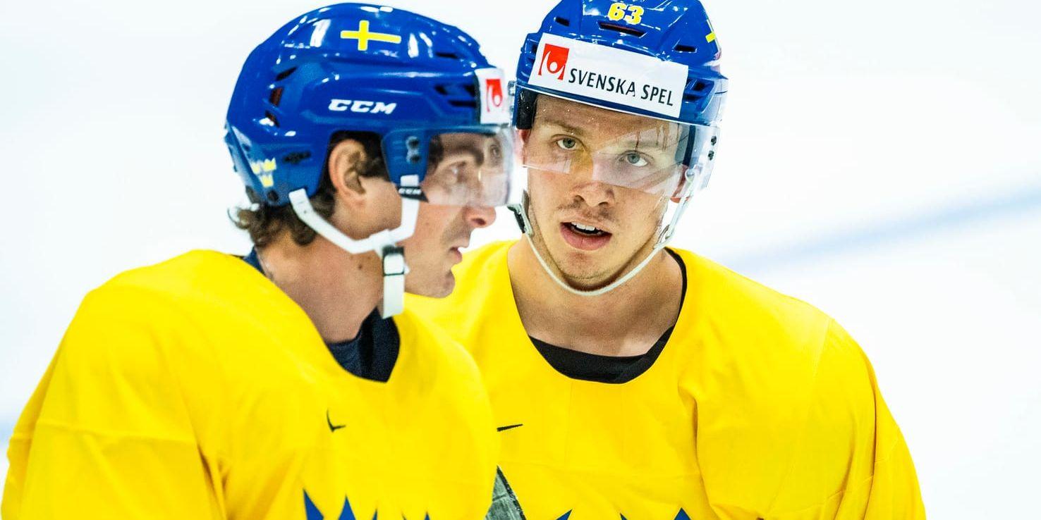 Jesper Bratt, t h, och Loui Eriksson under en av Tre Kronors träningar inför ishockey-VM i Bratislava. Arkivbild.