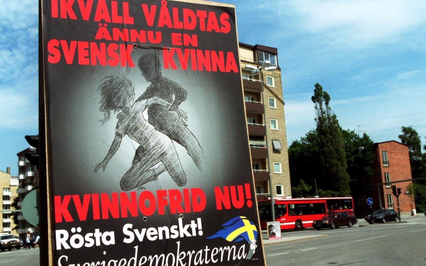 EU-valet 1999 blev en stor framgång för Sverigedemokraterna. Här ser vi tecknade valaffischer med texten: ”I kväll våldtas ännu en svensk kvinna”. 