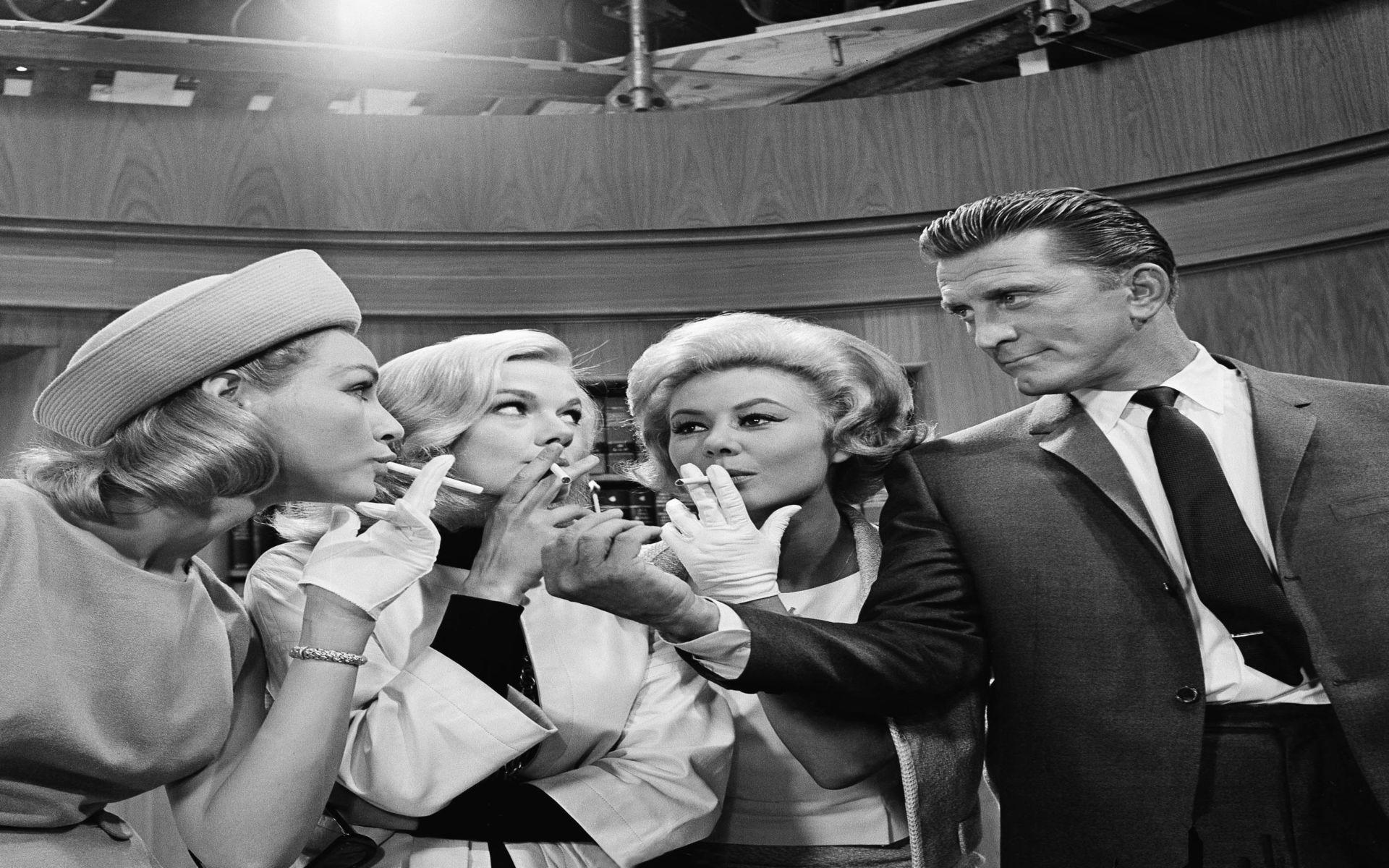 Julie Newmar, Leslie Parrish och Mitzi Gaynor tillsammans med Kirk Douglas i studion 1962 för att spela in &quot;For love or money&quot;. 